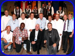 Das goldene Jubilum in Schffern: v.l.n.r.: Udo Wenders, Biko Botowamungo (Dancing Star), Erzbischof Dr. Franz Lackner, Silvio Samoni, die Stoakogler, Werner Reischl, die Mooskirchner und die White Stars