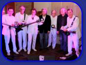 Das Goldene Ehrenzeichen der AKM und  des VV fr 50 Jahre White Stars wurde von Peter Vieweger (AKM-Vizeprsident) und Jess Robin (Prsident des VV) berreicht