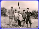 1958 Peter auf einem Zeltlager, Walter spielt die Harmonika