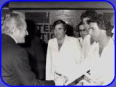   1981  Der Wiener Brgermeister, Leopold Gratz gratuliert zu Gold und Platin