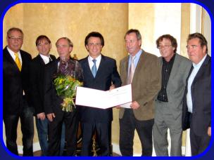 2009  Walter bei der Verleihung des Professor-Titels mit seinen Brüdern