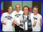 Michael, Gnther, Walter und Peter beim Einsingen der Sturm-Hymne *SK Sturm ist neuer Meister*